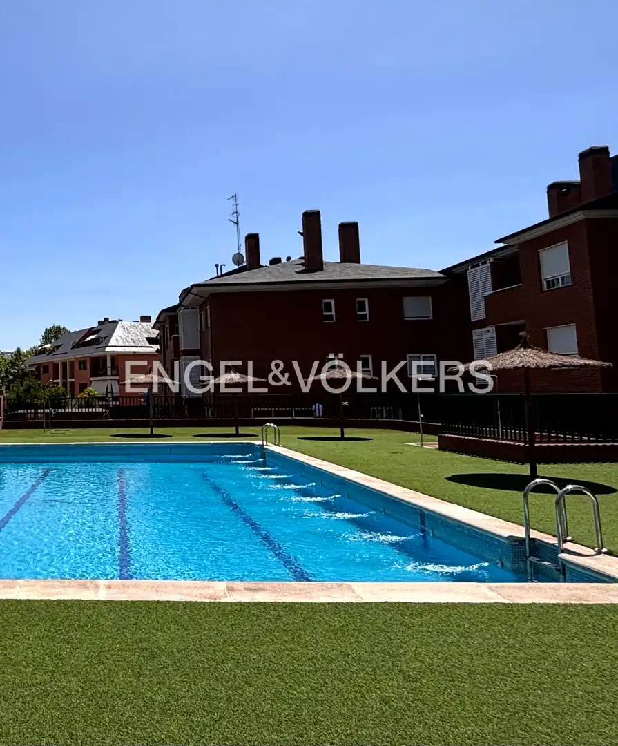 Piscina de Apartamento en venta en Las Rozas de Madrid con Aire acondicionado, Calefacción y Jardín privado
