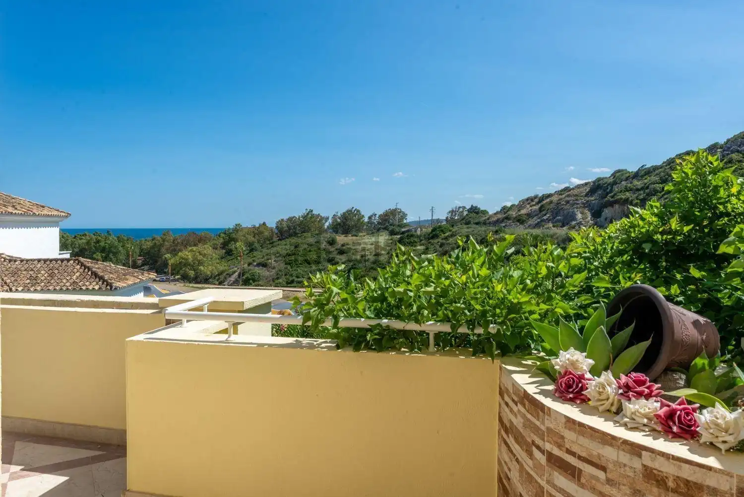 Terrasse von Wohnungen zum Verkauf in Casares mit Klimaanlage, Heizung und Privatgarten
