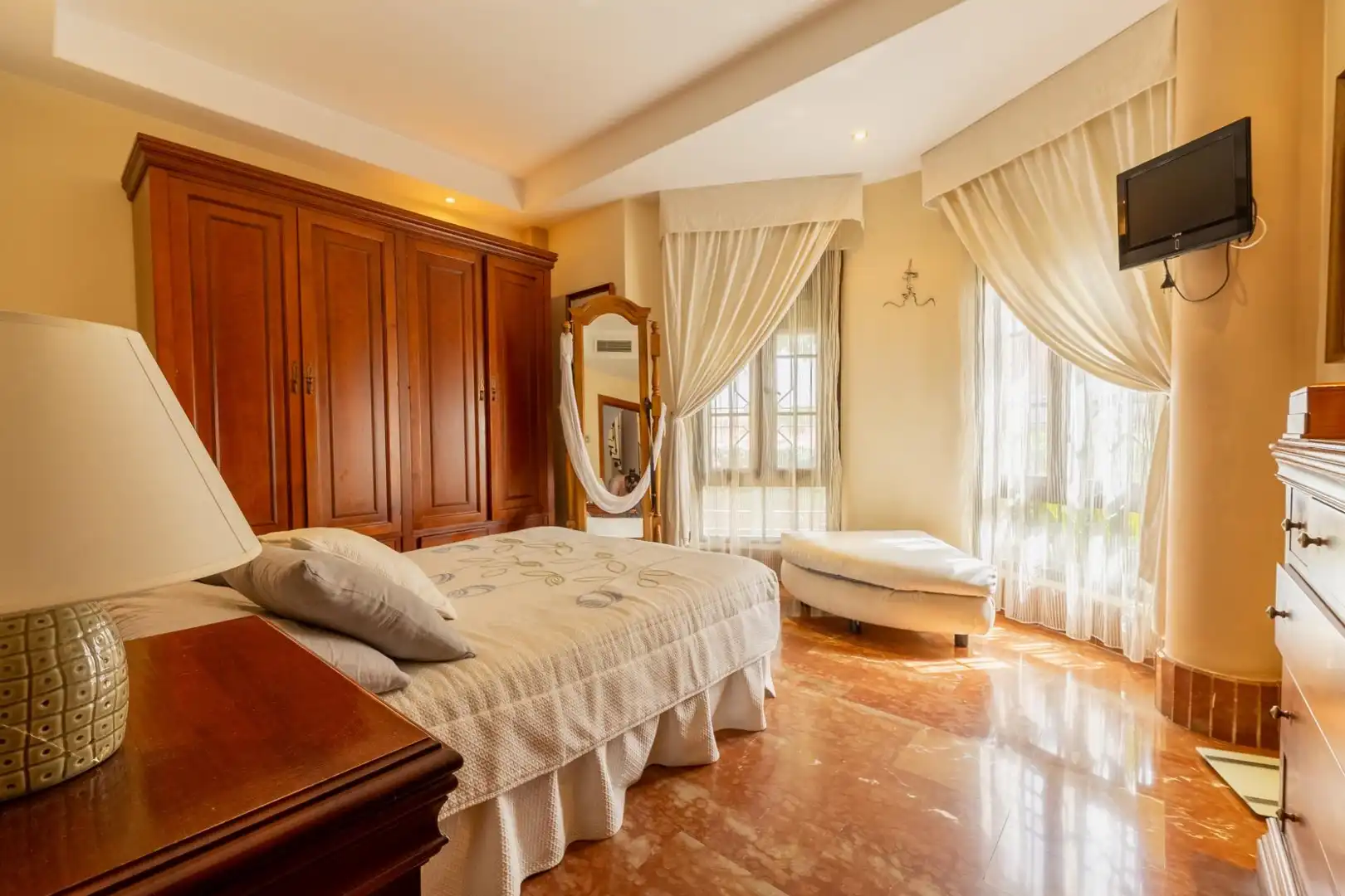 Dormitori de Casa adosada en venda en Ronda amb Aire condicionat, Calefacció i Jardí privat