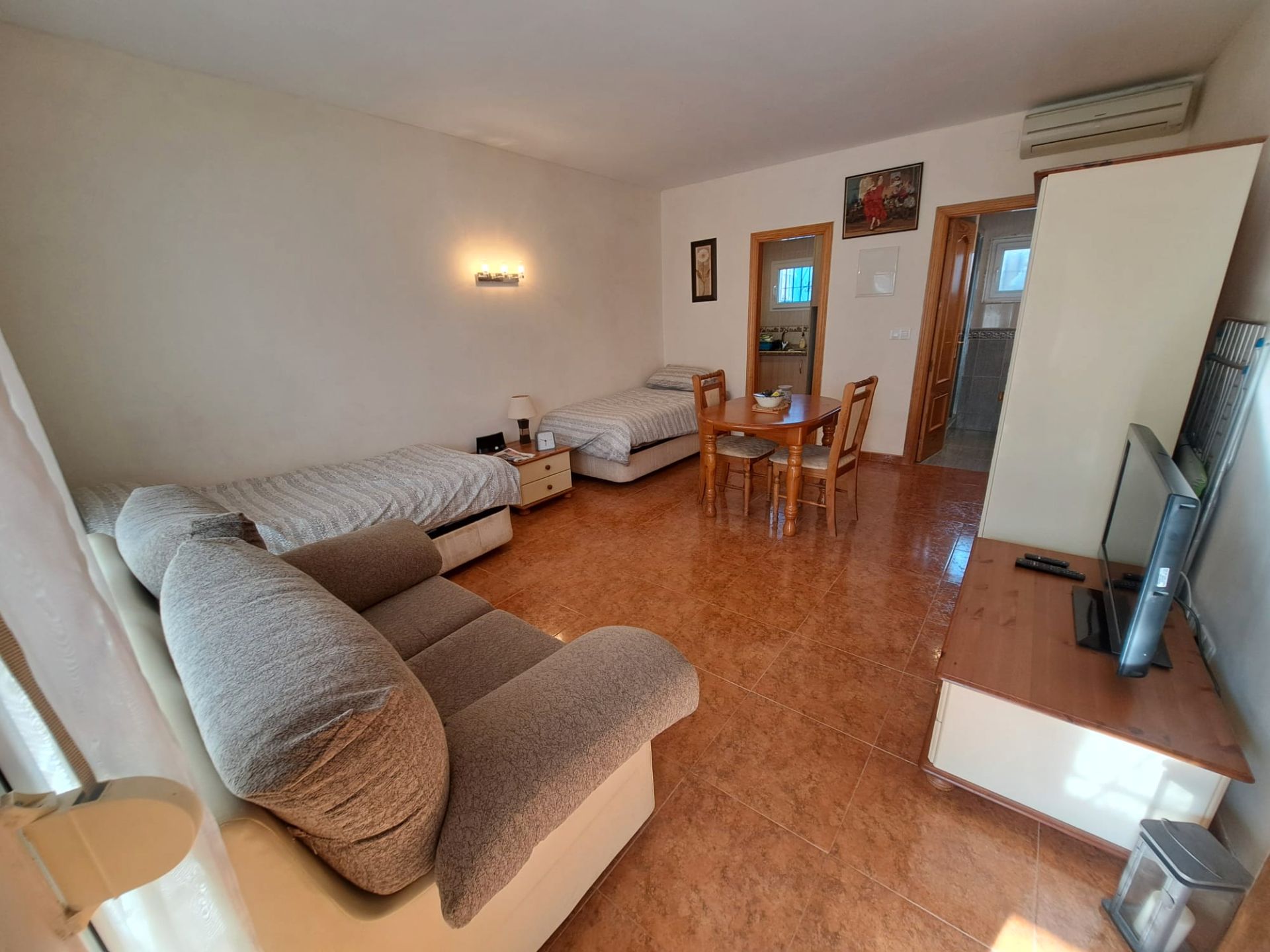 Sala de estar de Estudio en venta en Benalmádena con Aire acondicionado, Terraza y Amueblado