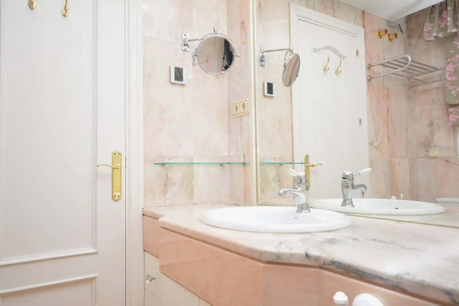 Baño de Apartamento en venta en Marbella con Terraza, Trastero y Amueblado