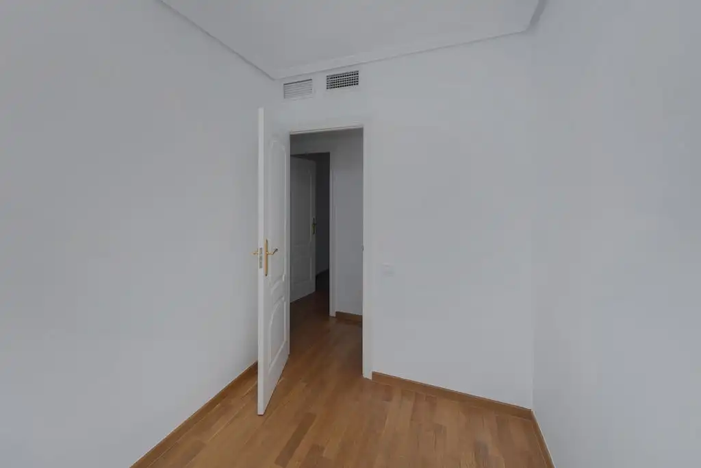 Piso en venta en Av de Ramón y Cajal, Ensanche - Diputación