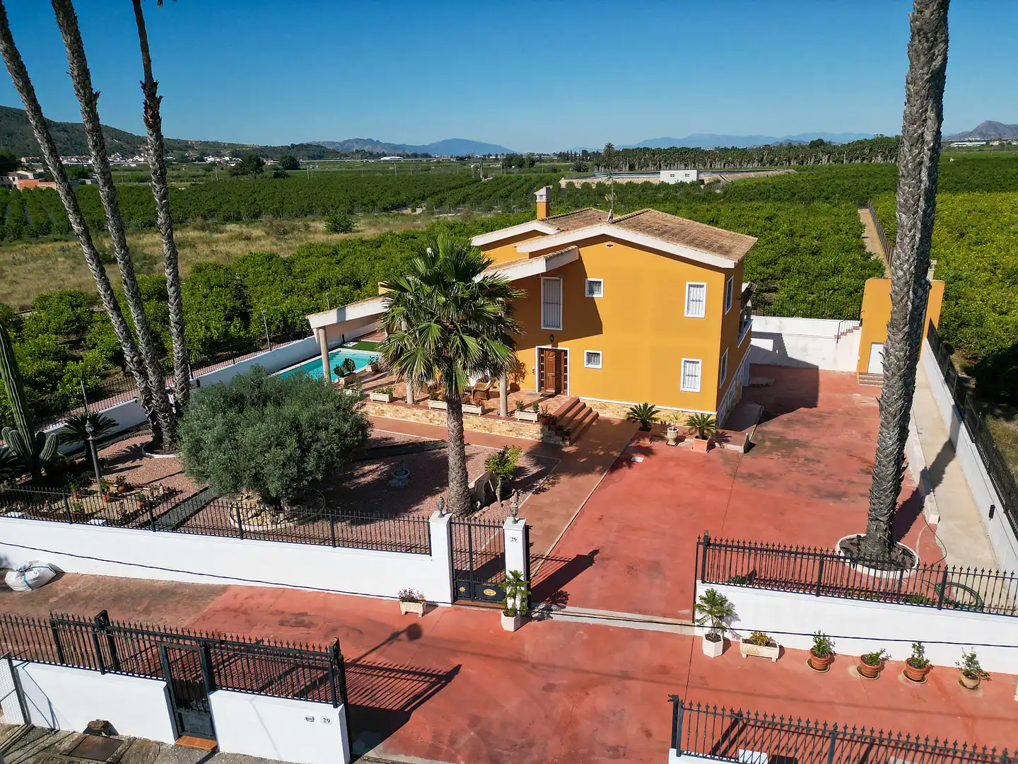 Vista exterior de Casa o xalet en venda en Orihuela amb Aire condicionat, Jardí privat i Terrassa