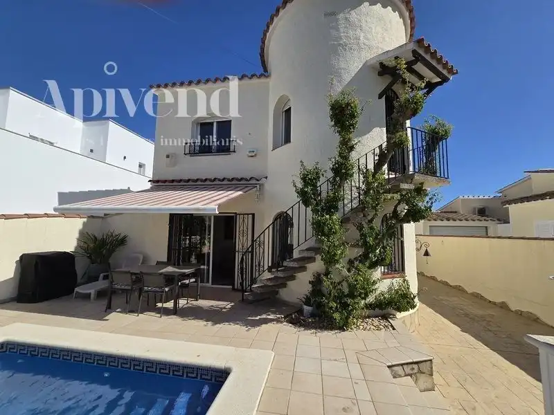 Villa con piscina in vendita a Pení, imagen 2