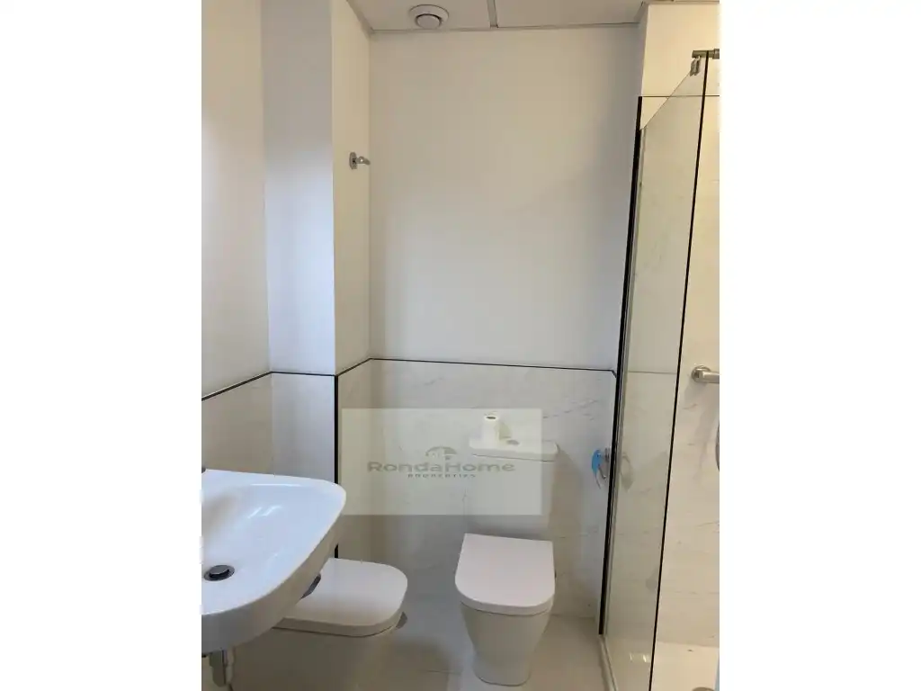 Bathroom of Flat for rent in Málaga  with Swimming Pool