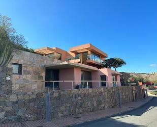 Vista exterior de Casa adosada en venda en San Bartolomé de Tirajana amb Aire condicionat, Terrassa i Piscina