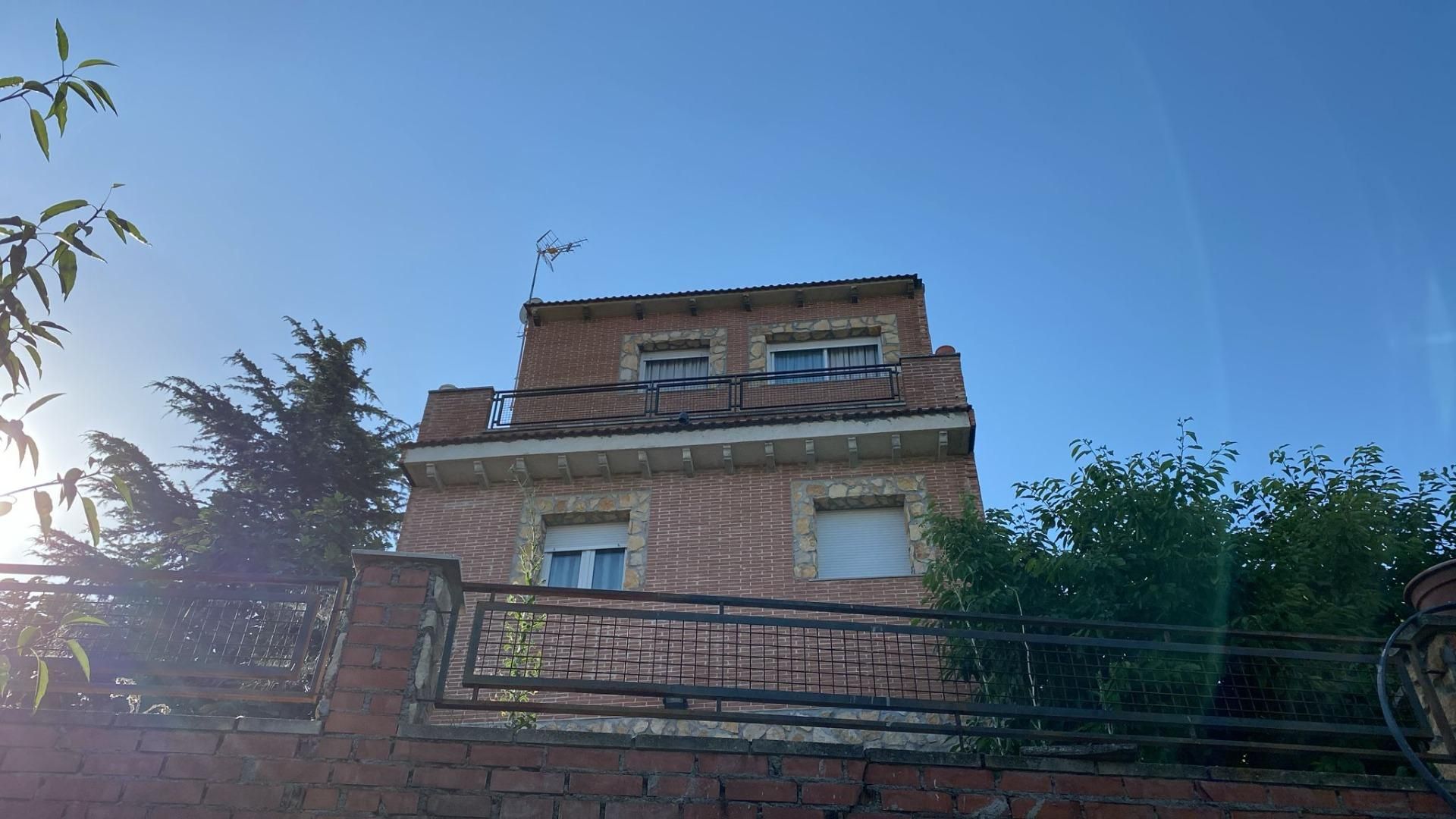 Vista exterior de Casa o xalet en venda en Guadalajara Capital amb Aire condicionat, Calefacció i Jardí privat