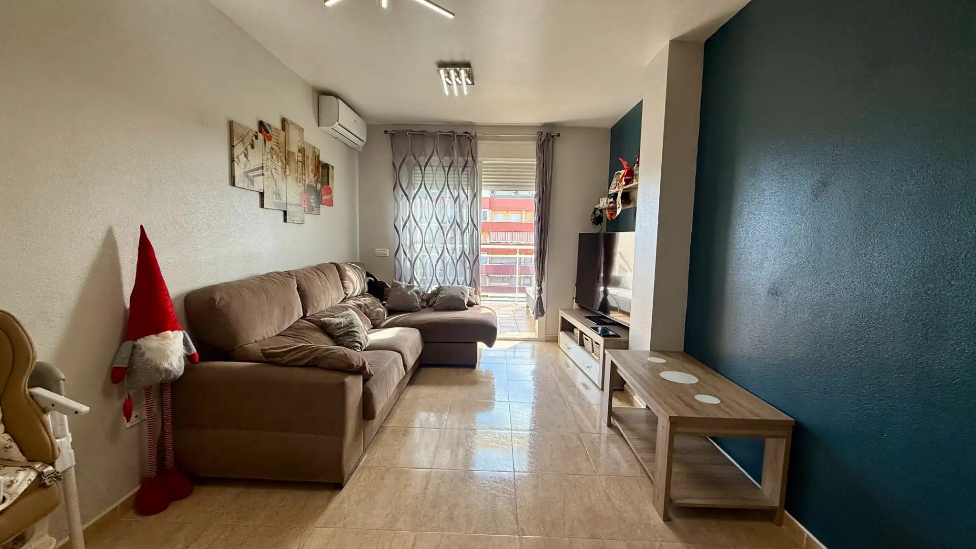 Sala de estar de Piso en venta en Roquetas de Mar con Terraza, Amueblado y Piscina comunitaria