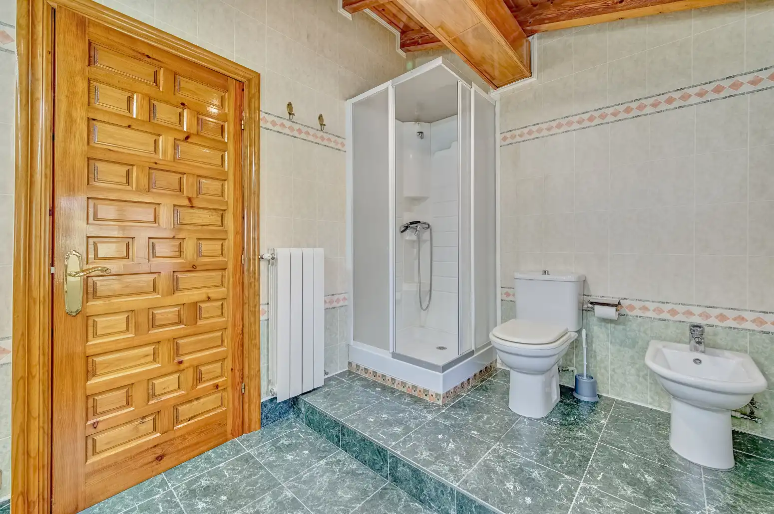 Badezimmer von Haus oder Chalet zum Verkauf in Aranguren mit Klimaanlage, Heizung und Privatgarten
