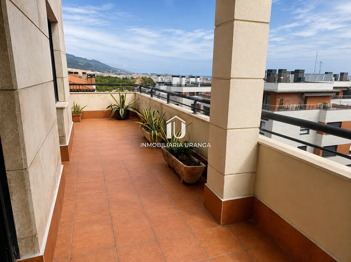 Terraza de Piso en venta en Castro-Urdiales con Calefacción, Terraza y Piscina comunitaria