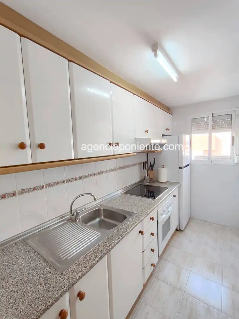 Cocina de Apartamento de alquiler en Benidorm con Aire acondicionado, Terraza y Amueblado