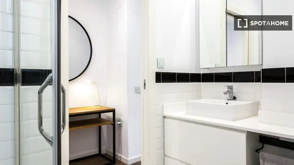 Bathroom of Flat for rent in Valencia  with Air Conditioner, Heating and Furnished