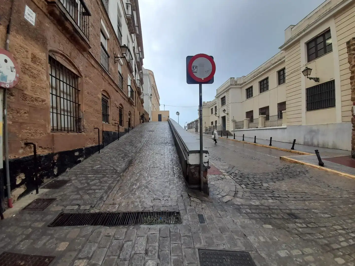 Vista exterior de Local de alquiler en Cádiz