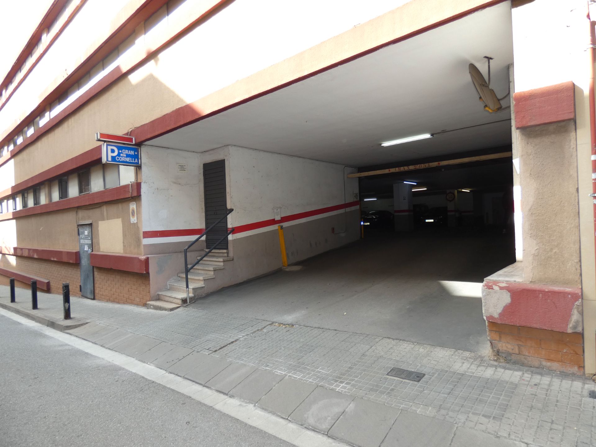 Aparcament de Garatge en venda en Cornellà de Llobregat amb Alarma