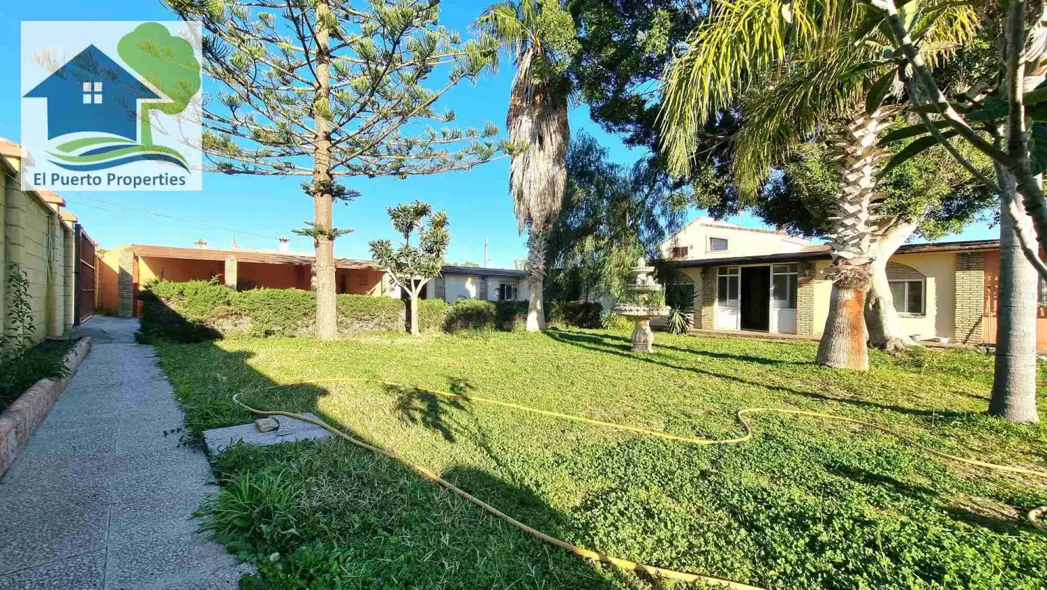 Vista exterior de Casa o xalet en venda en El Puerto de Santa María amb Aire condicionat, Calefacció i Jardí privat