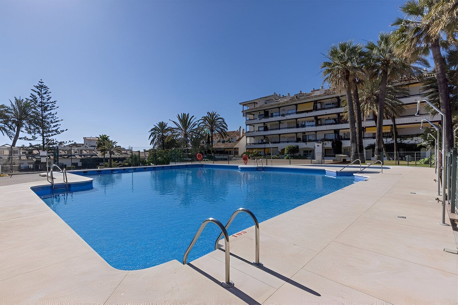 Piscina de Apartament en venda en Marbella amb Aire condicionat, Terrassa i Piscina