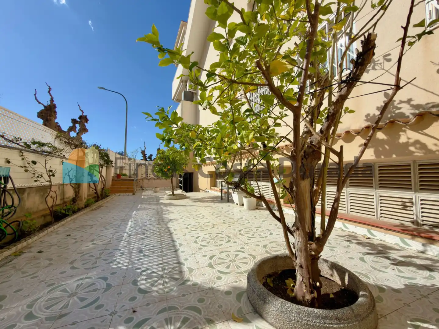 Vista exterior de Planta baja en venta en Cubelles con Aire acondicionado, Calefacción y Jardín privado
