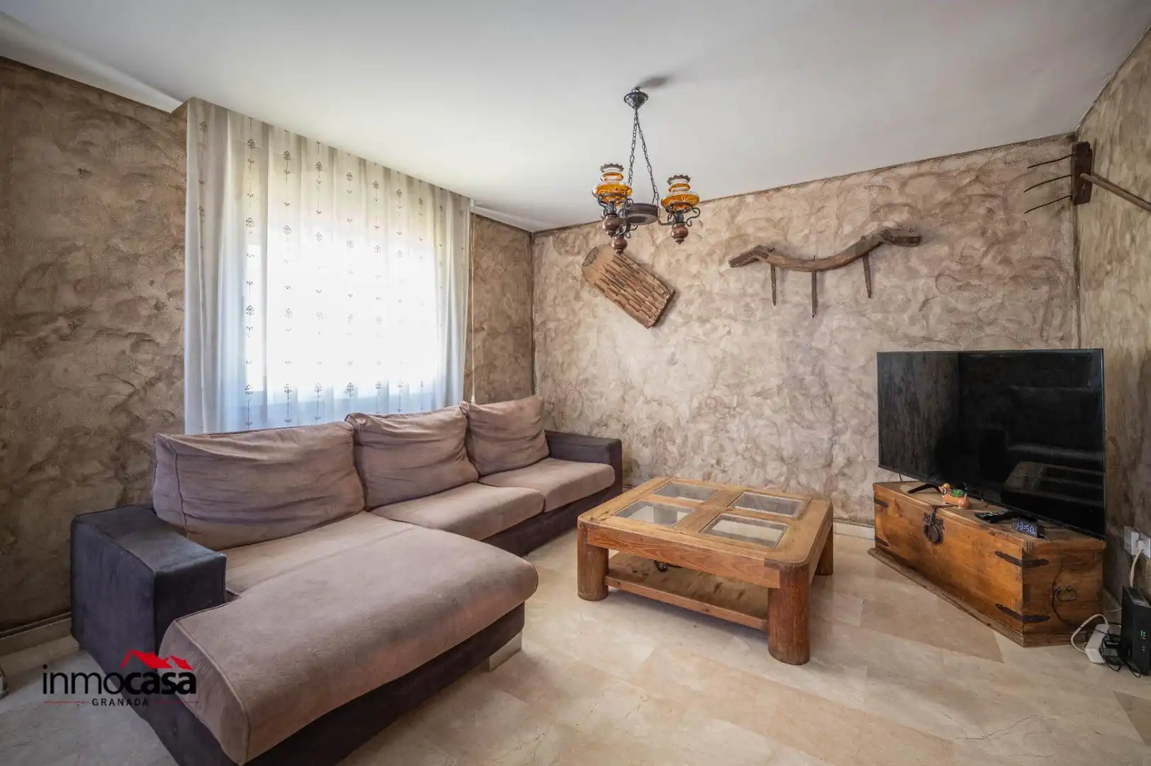 Sala de estar de Casa adosada en venta en Jun con Aire acondicionado, Jardín privado y Piscina
