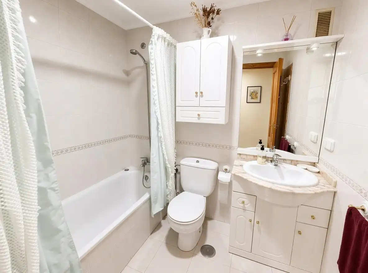 Baño de Piso en venta en Alicante / Alacant con Aire acondicionado, Calefacción y Trastero