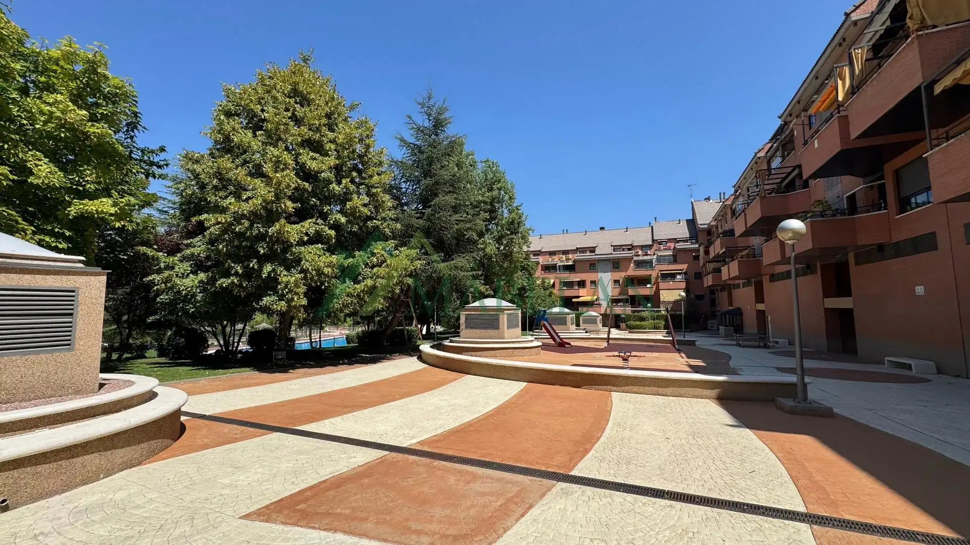 Vista exterior de Piso de alquiler en Las Rozas de Madrid con Calefacción, Parquet y Piscina comunitaria