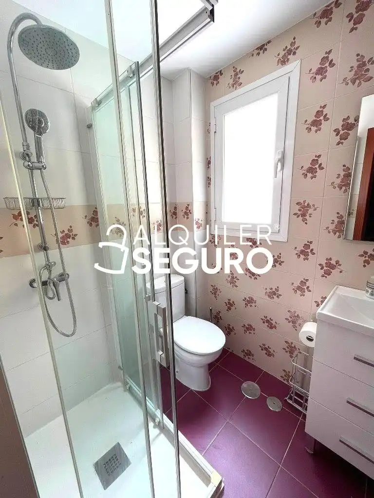 Badezimmer von Wohnung zur Miete in Madrid mit Klimaanlage, Heizung und Terrasse