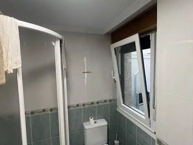 Bathroom of Flat for rent in Sanxenxo  with Private garden, Parquet flooring and Storage room