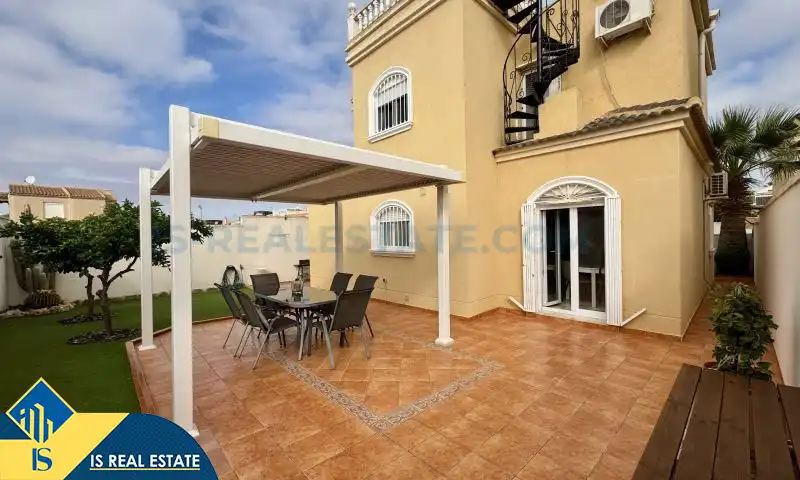 Villa mit Garten zum Verkauf in Nueva Torrevieja - Aguas Nuevas