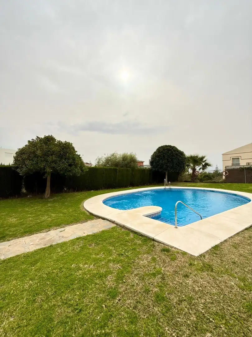Piscina de Casa adosada en venda en Vélez-Málaga amb Aire condicionat, Calefacció i Terrassa