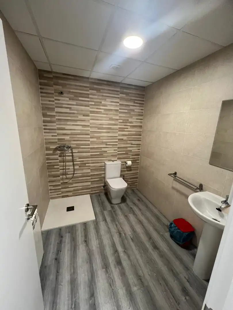 Baño de Local en venta en Las Navas del Marqués  con Calefacción