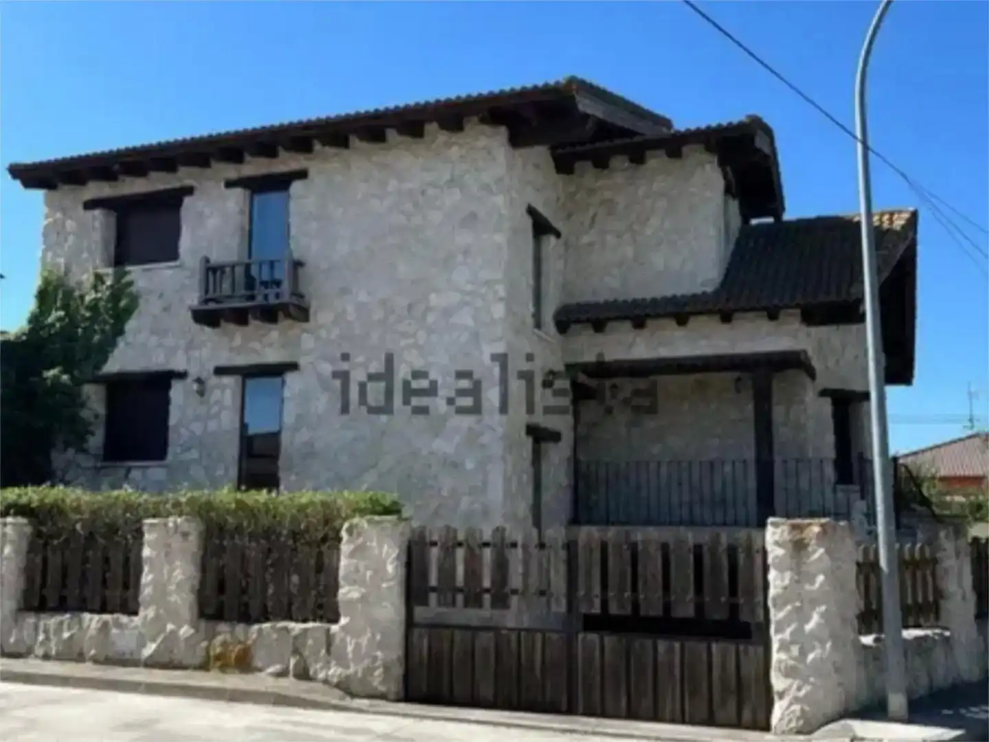 Vista exterior de Casa o xalet en venda en Martín Muñoz de la Dehesa amb Aire condicionat, Jardí privat i Parquet