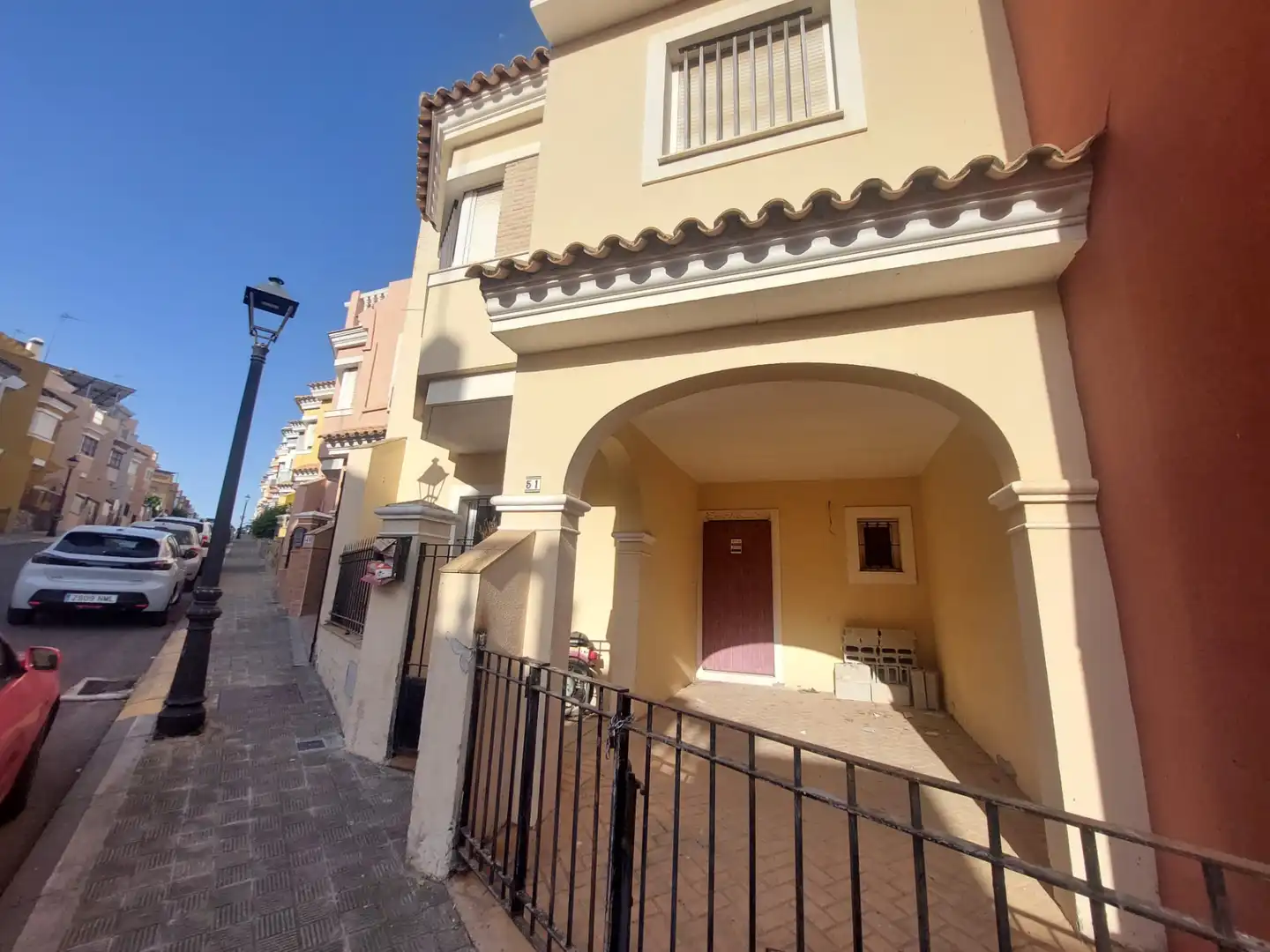 Vista exterior de Casa adosada en venta en Castilleja de Guzmán con Piscina