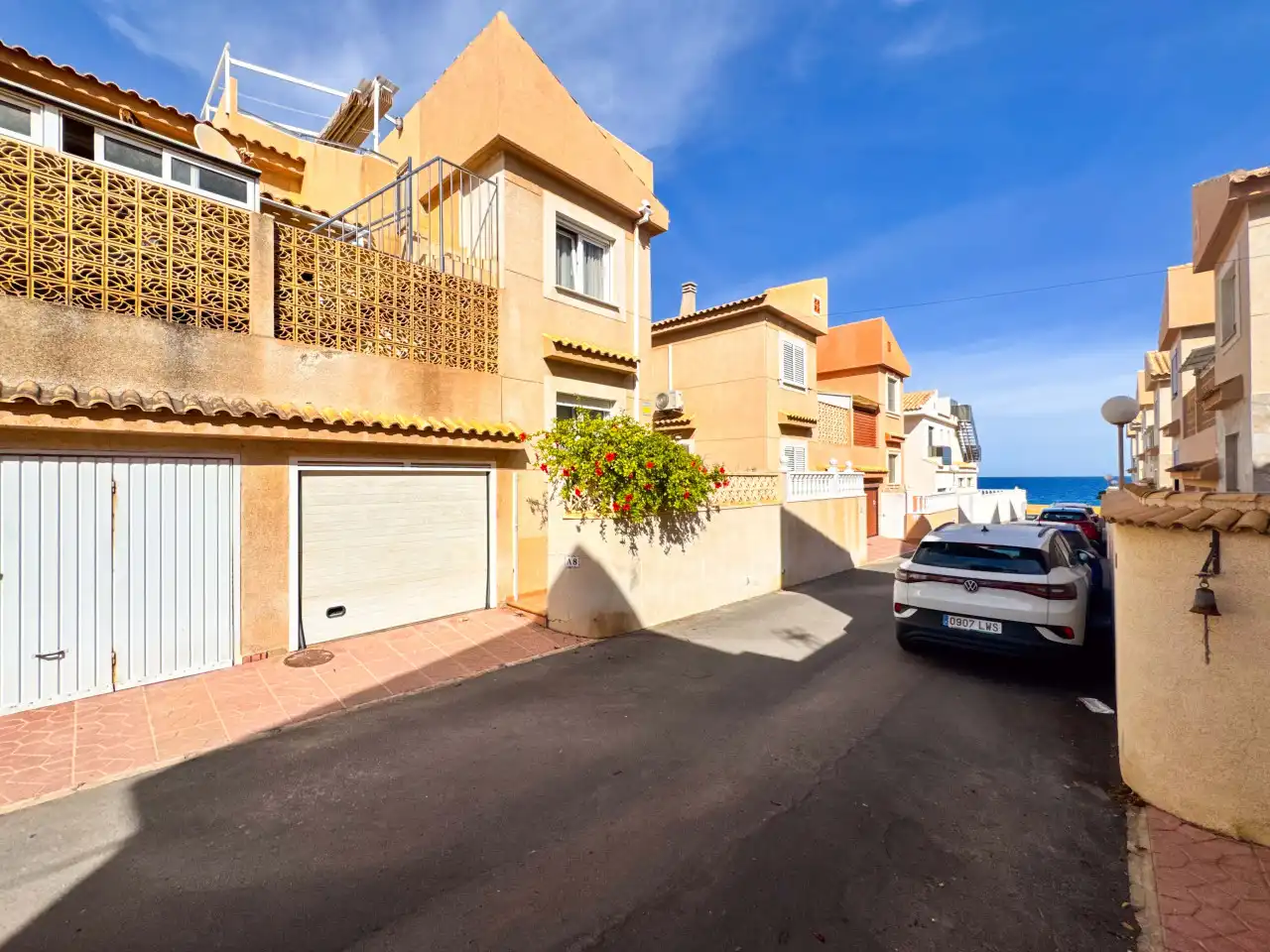 Vista exterior de Casa adosada en venda en Torrevieja amb Aire condicionat, Calefacció i Jardí privat
