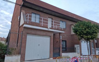 Vista exterior de Casa adosada en venda en Pastriz amb Aire condicionat i Terrassa