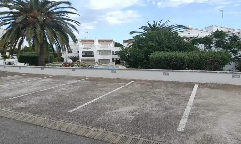 Aparcament de Pis en venda en Roses amb Calefacció, Jardí privat i Moblat