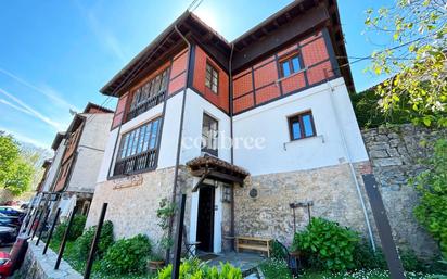 Vista exterior de Edifici en venda en Santillana del Mar