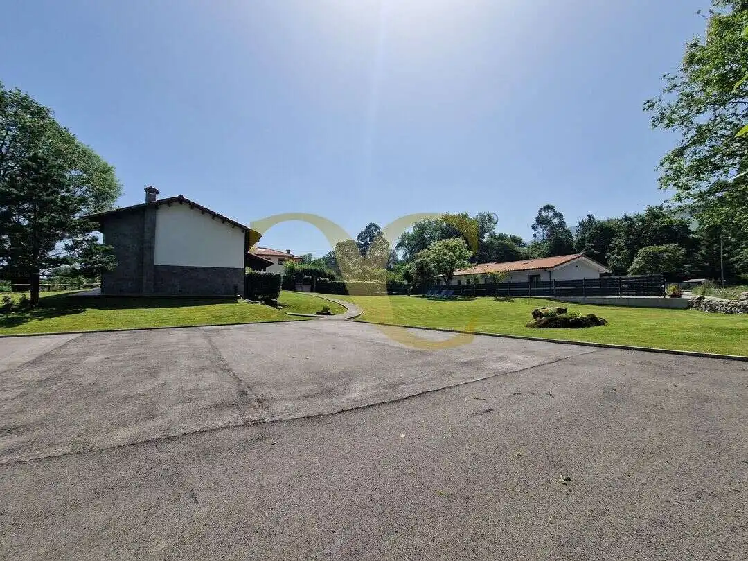 Vista exterior de Casa o xalet en venda en Llanes amb Calefacció, Jardí privat i Terrassa