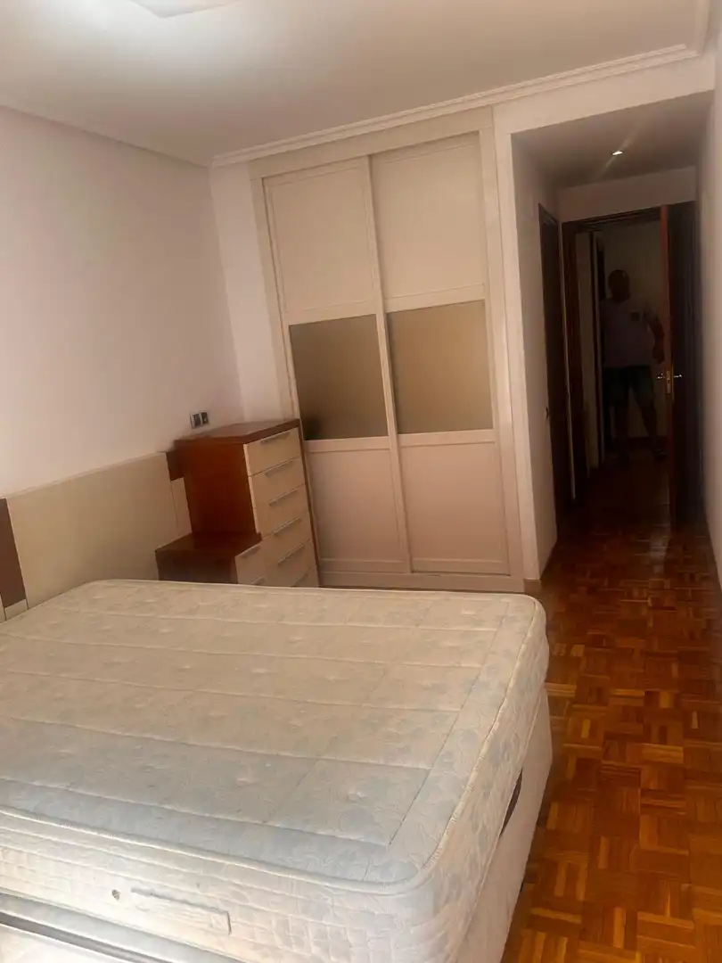Habitación de Piso en venta en Oviedo  con Calefacción, Parquet y Trastero