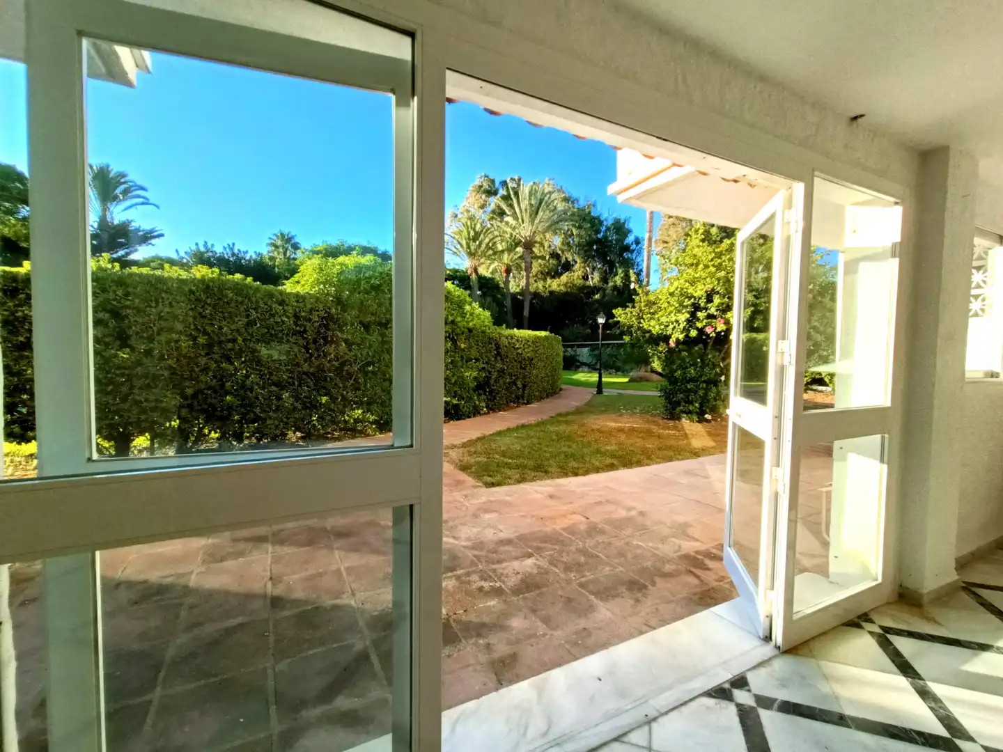 Jardí de Local en venda en Estepona