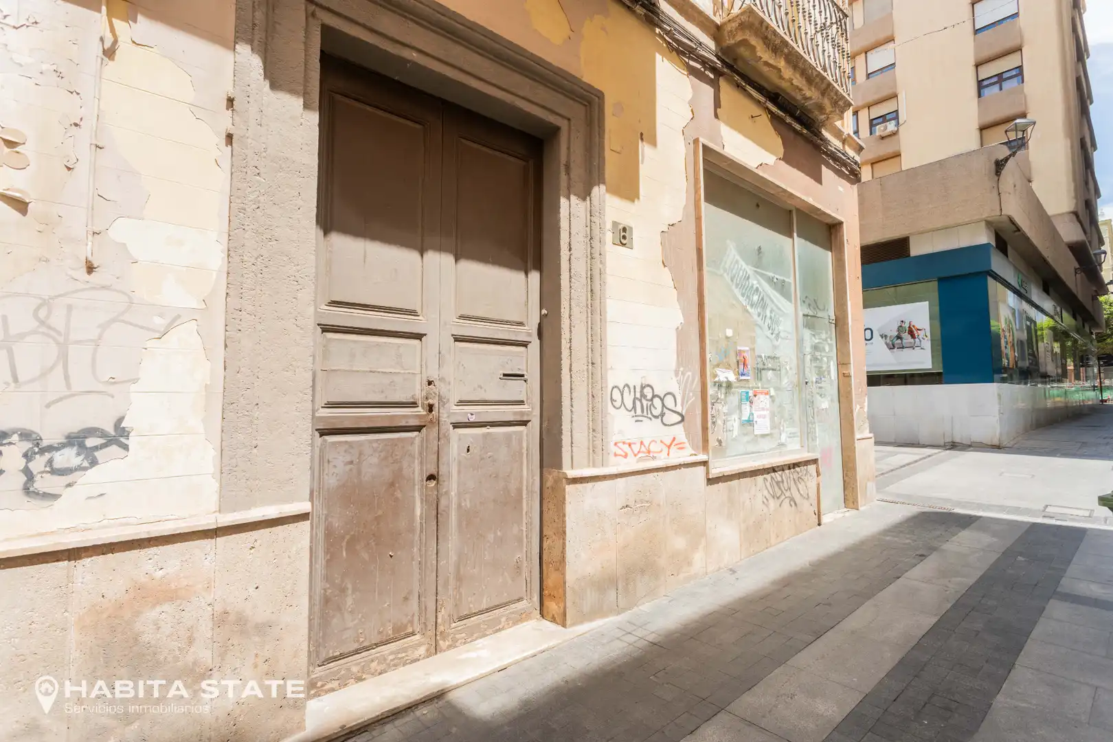 Vista exterior de Edifici en venda en Almería
