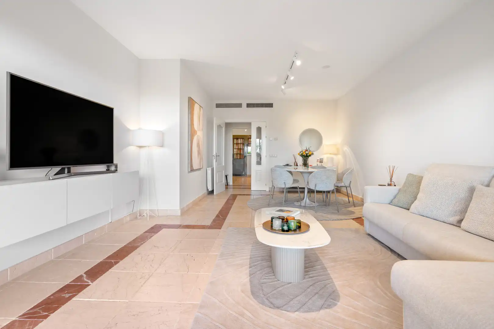 Sala d'estar de Apartament en venda en Benahavís amb Aire condicionat, Terrassa i Piscina