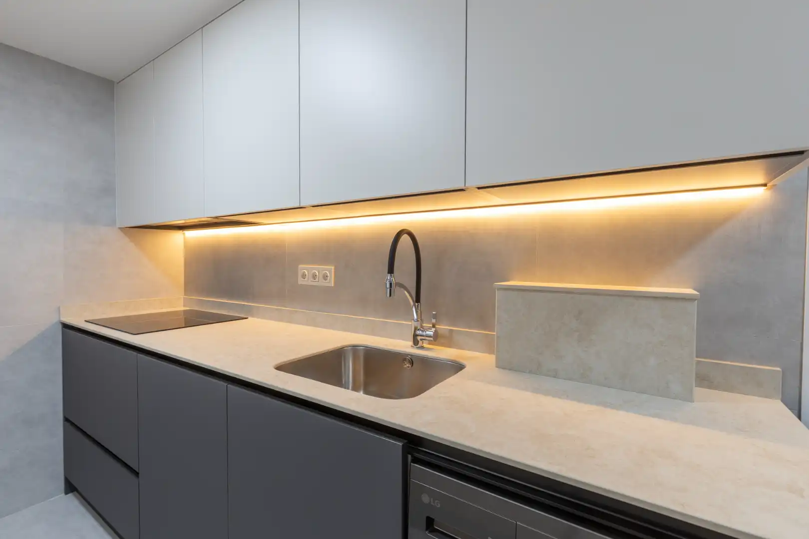 Kitchen of Flat for sale in Granada  with Air Conditioner, Heating and Parquet flooring