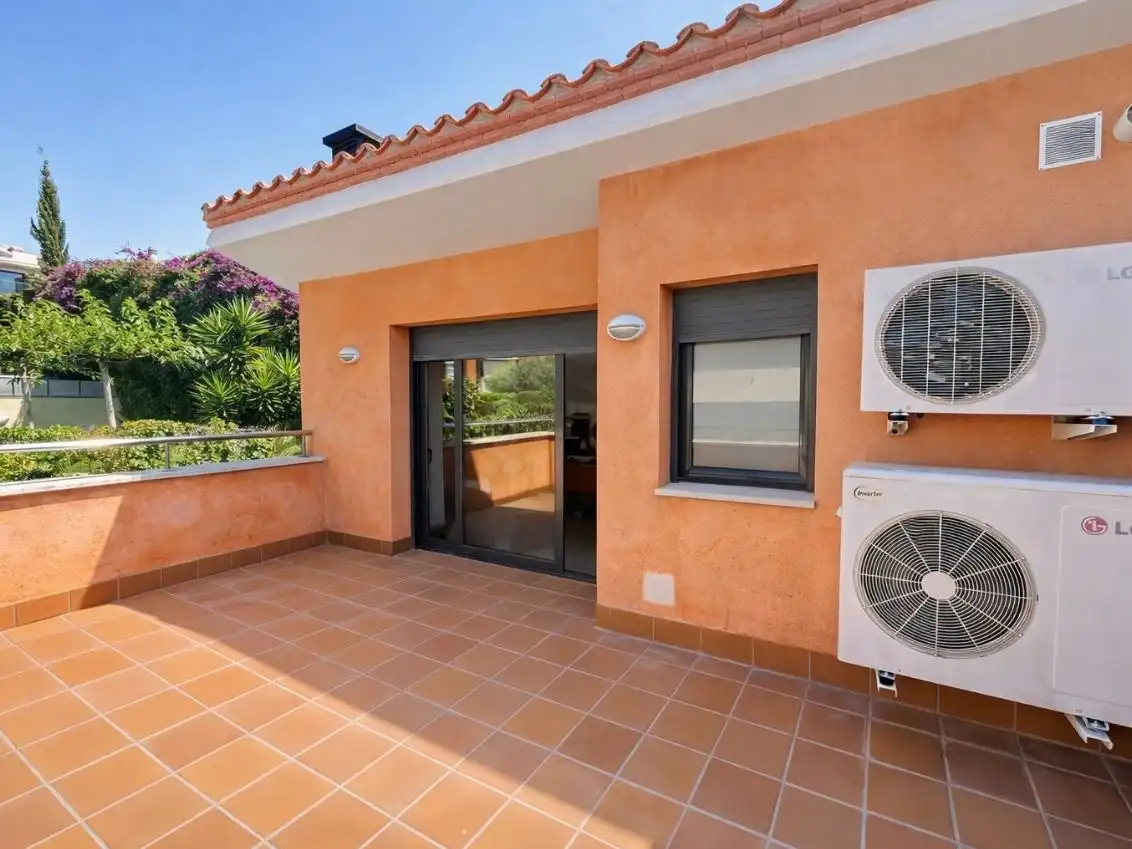 Casa aparellada amb piscina en venda a Mossen Cinto Verdaguer 10, imagen 26