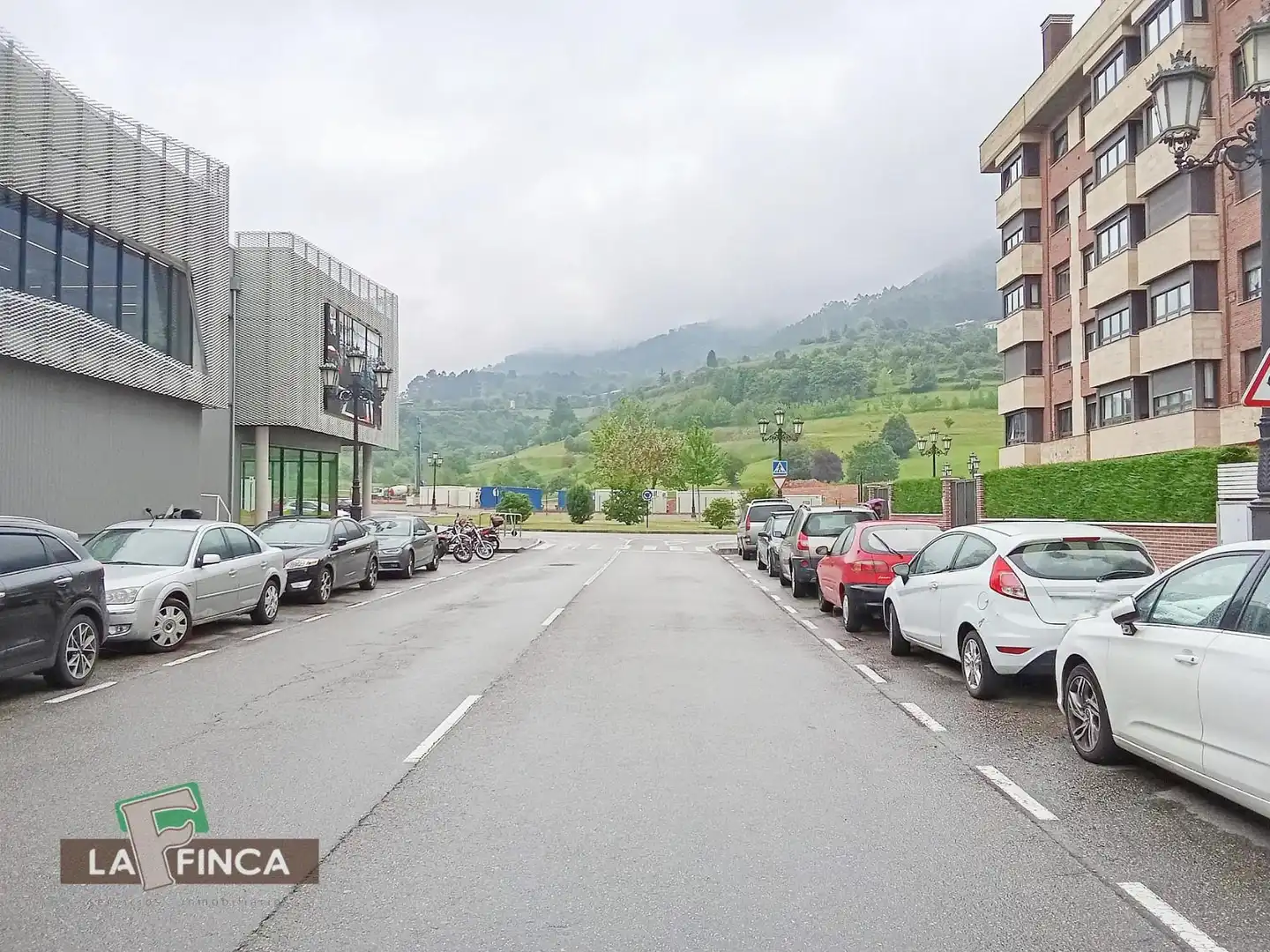 Aparcament de Àtic en venda en Oviedo  amb Calefacció, Parquet i Terrassa