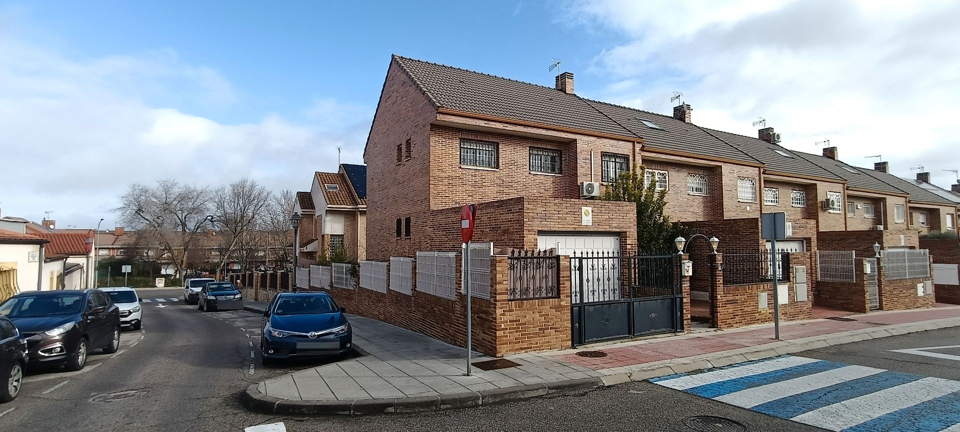 Vista exterior de Casa adosada en venda en Parla amb Calefacció, Jardí privat i Terrassa