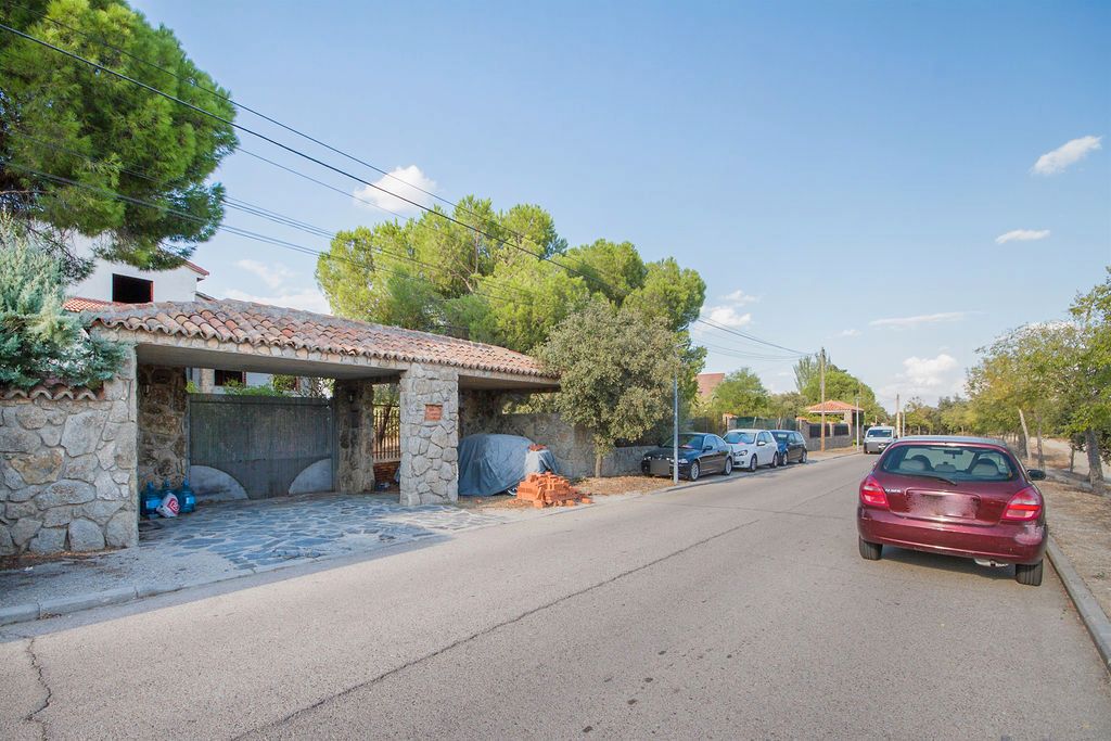Exterior view of Building for sale in Batres