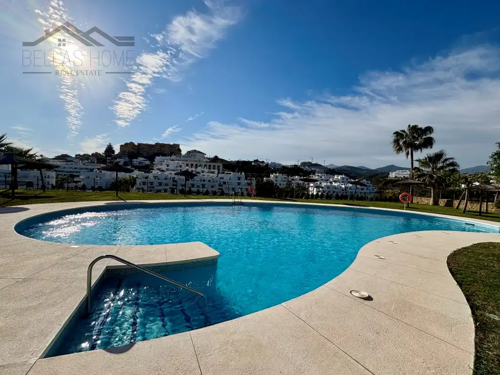 Vista exterior de Piso en venta en Estepona con Aire acondicionado, Terraza y Piscina