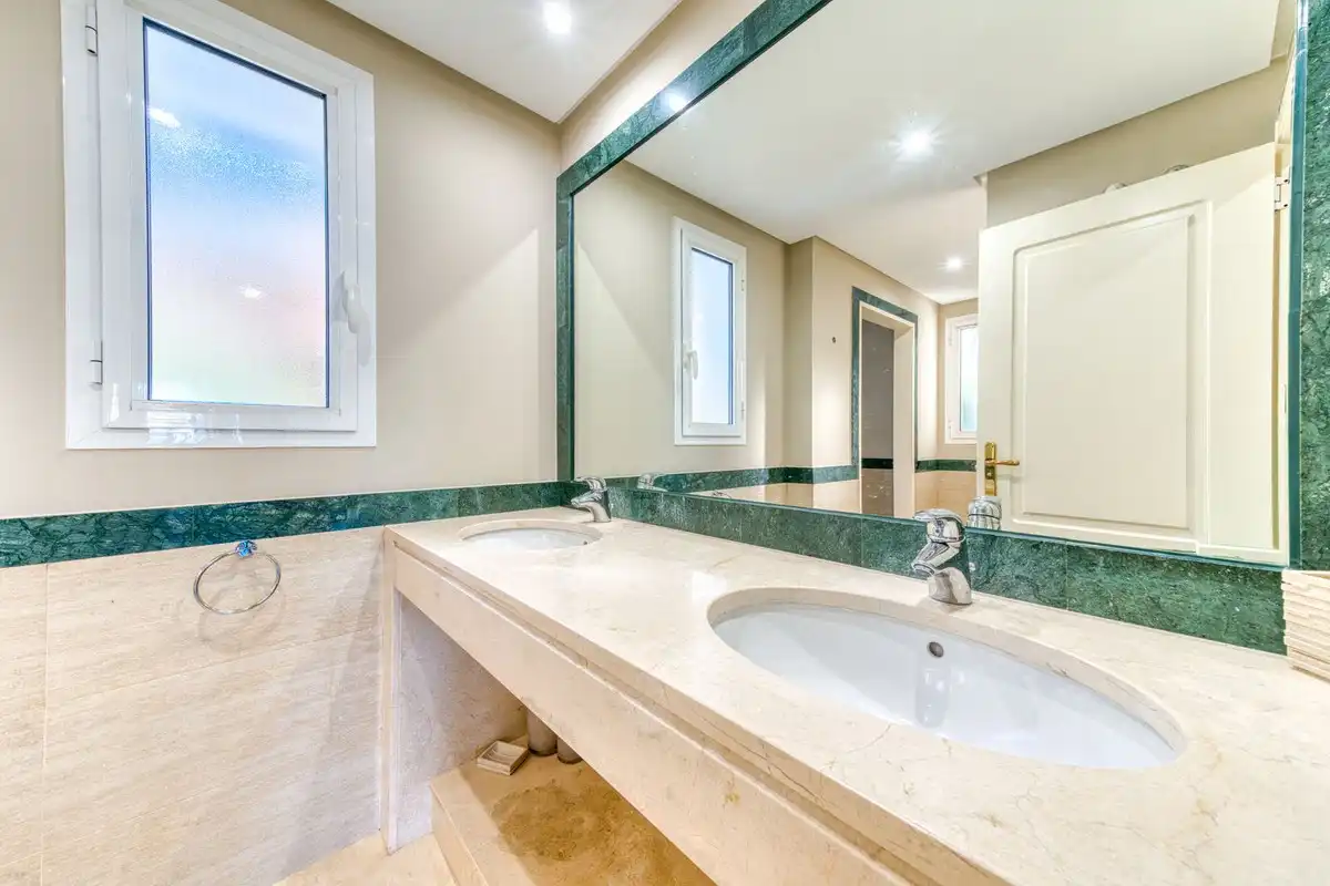 Baño de Apartamento en venta en Benahavís con Aire acondicionado, Terraza y Piscina comunitaria