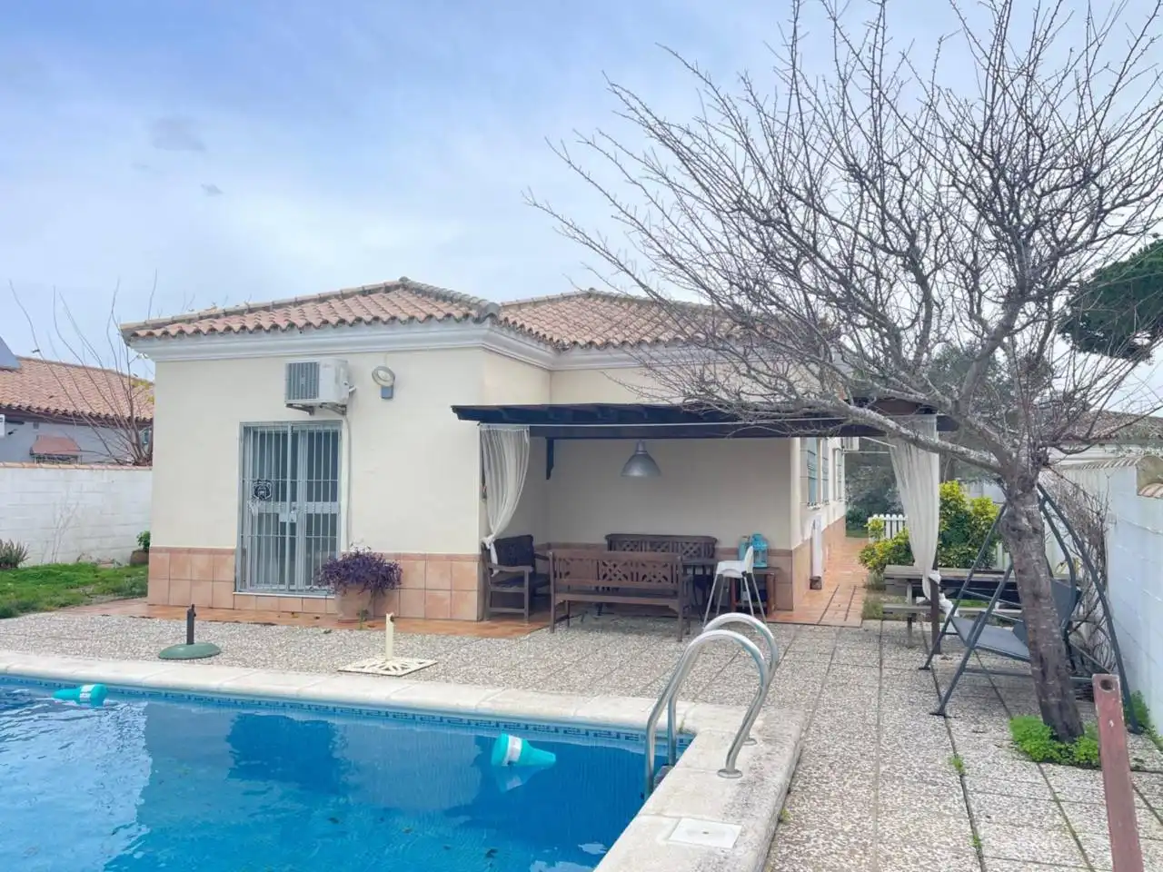 Vista exterior de Casa o xalet en venda en Chiclana de la Frontera amb Aire condicionat, Jardí privat i Piscina