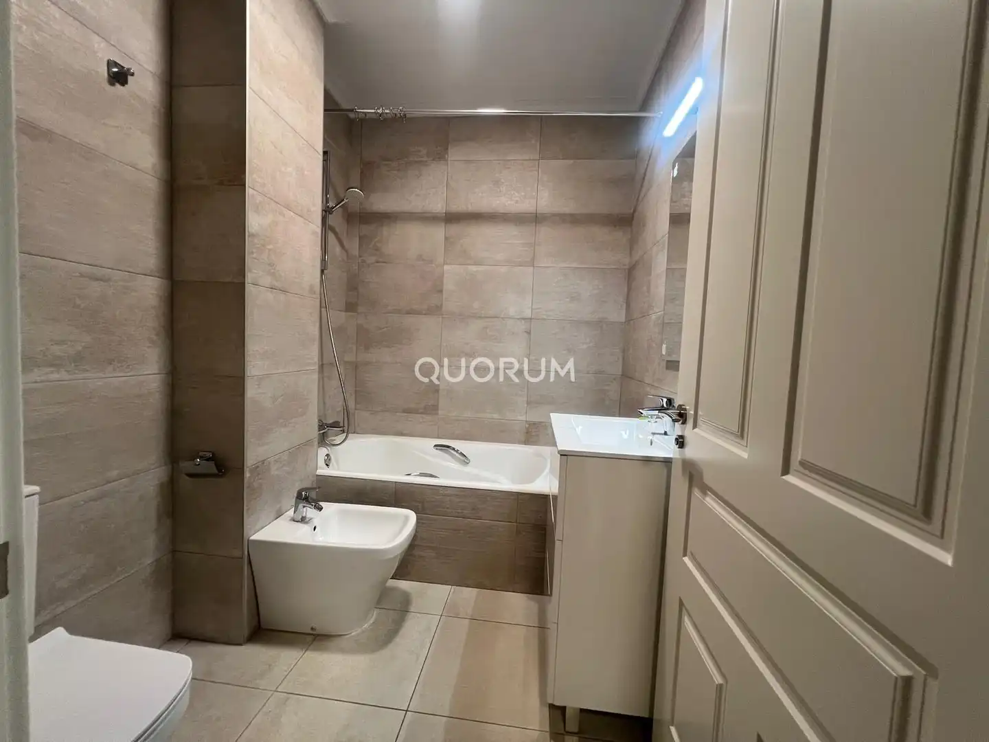 Baño de Piso de alquiler en Bilbao  con Calefacción, Parquet y Balcón