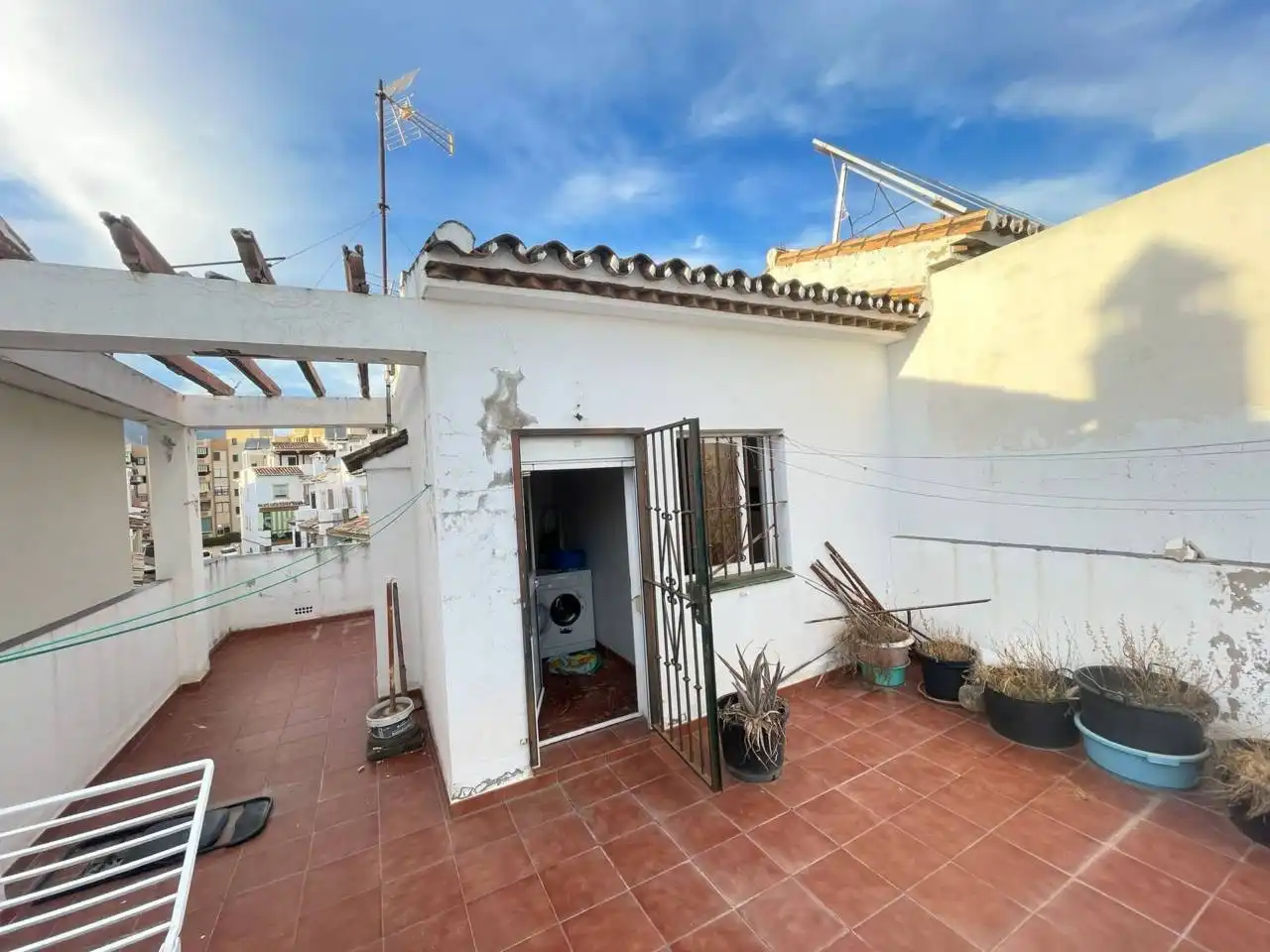 Vista exterior de Casa adosada en venda en Estepona amb Aire condicionat, Terrassa i Moblat